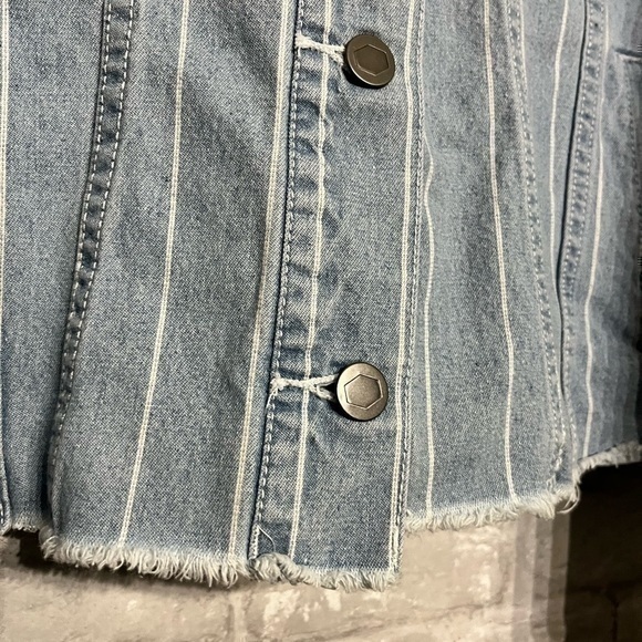 3/$30 _  RVCA  | Pause It Striped Denim Jacket washed stripe blue raw hem small - Picture 8 of 13